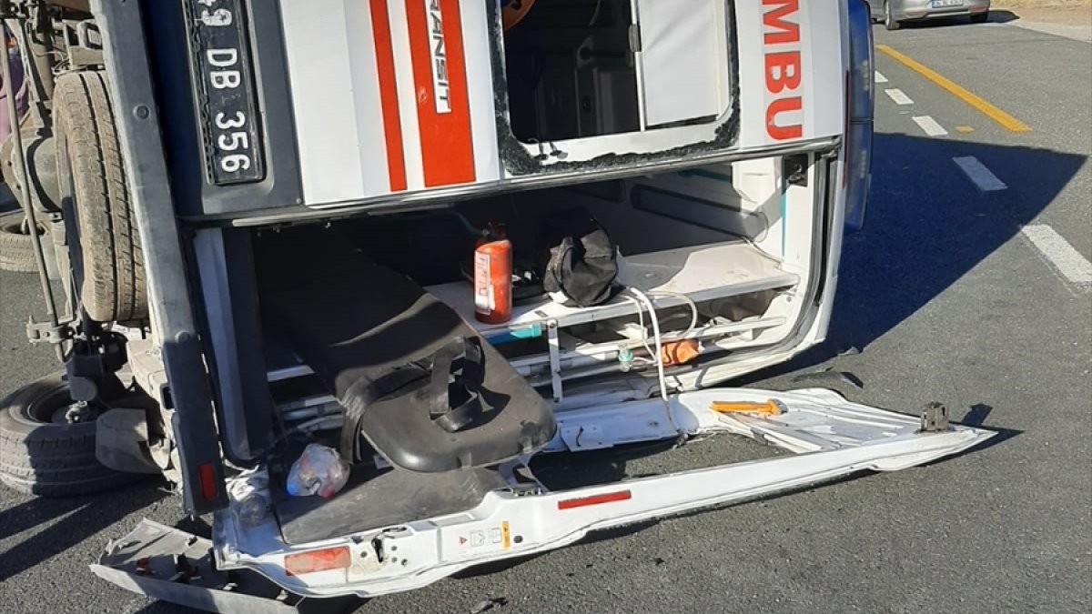 Elazığ'da otomobille çarpışan ambulanstaki 3 kişi yaralandı