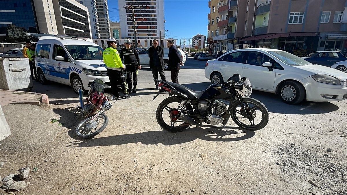 Elazığ'da otomobille çarpışan iki motosikletteki 3 kişi yaralandı