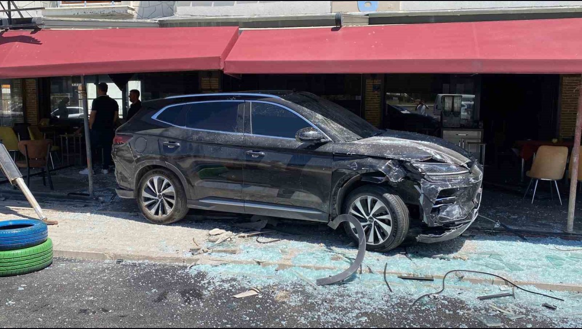 Elazığ'da otomobiller çarpıştı, faciadan dönüldü