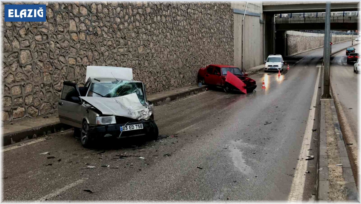 Elazığ'da otomobiller kafa kafaya çarpıştı: 4 yaralı