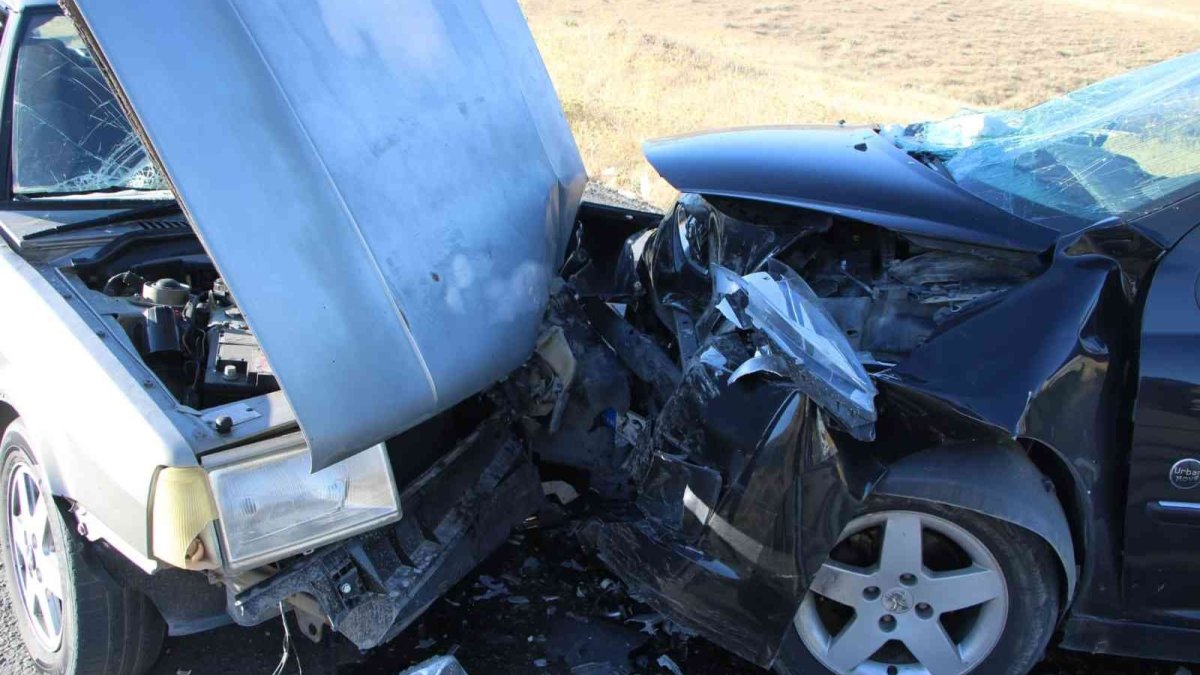 Elazığ'da otomobiller kafa kafaya çarpıştı: 8 yaralı