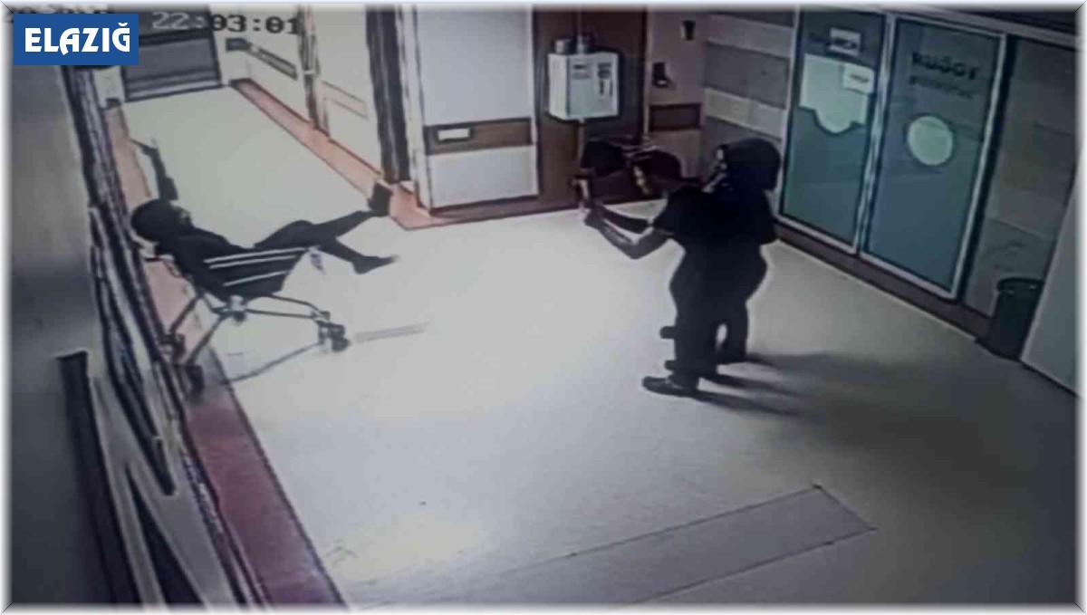 Elazığ'da özel bir hastanede sağlık çalışanları yoğun bakım ünitesi önünde tik tok videosu çekti