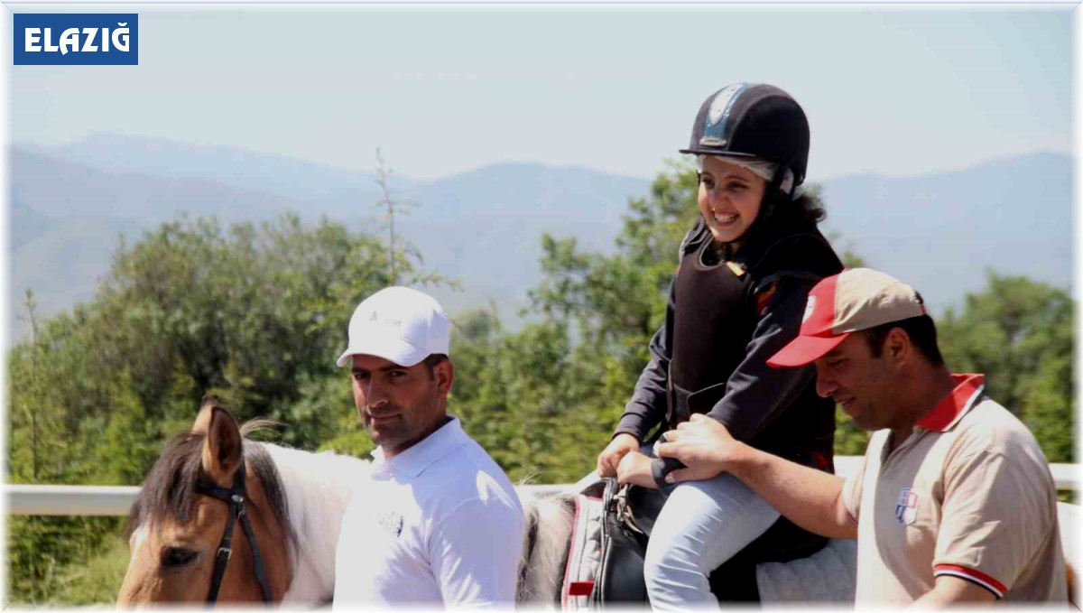 Elazığ'da özel bireyler, önce atlara bindi ardından doyasıya eğlendi