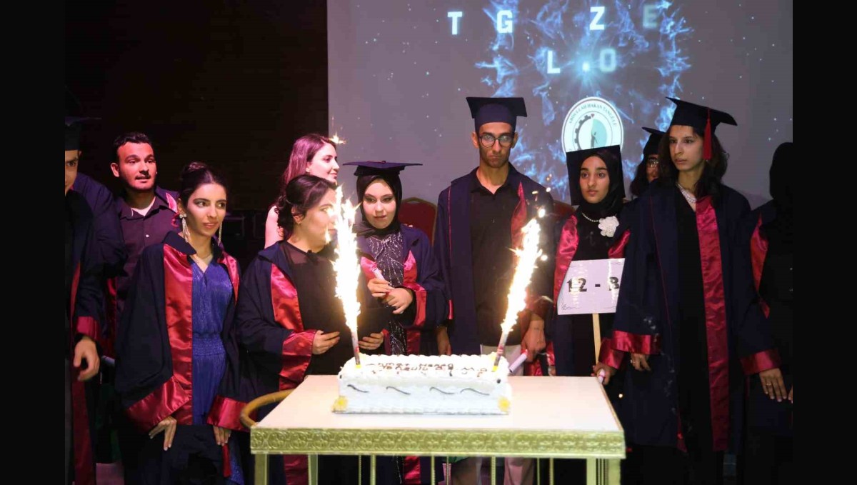 Elazığ'da özel öğrencilerin mezuniyeti renkli görüntüler oluşturdu