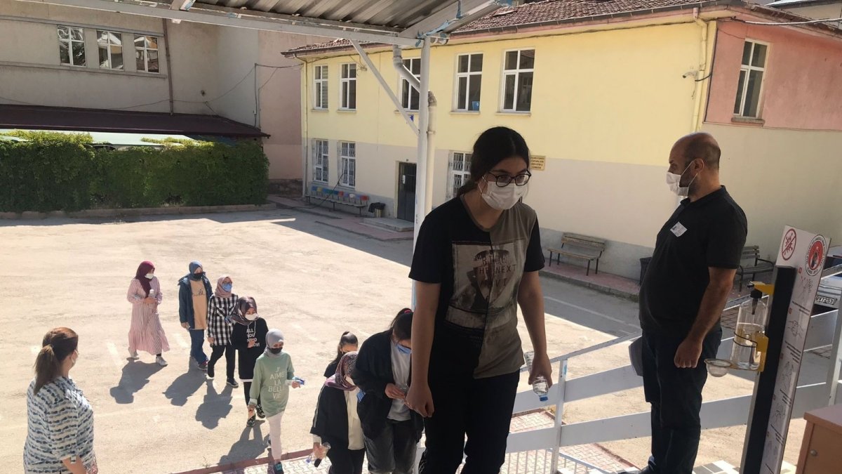 Elazığ'da pandemi tedbirleri altında LGS heyecanı