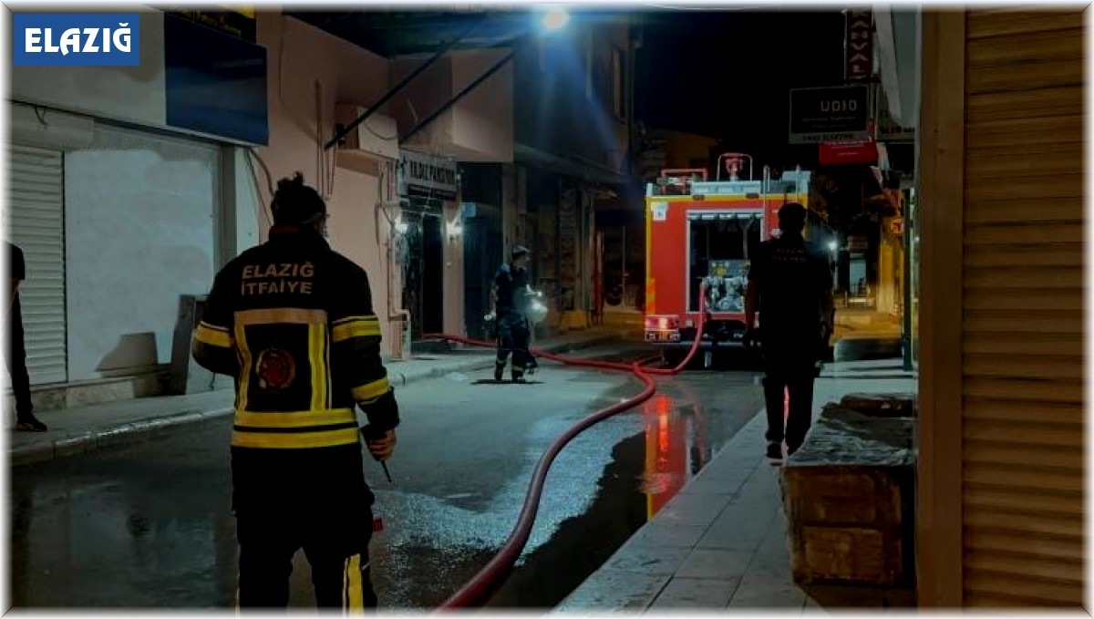Elazığ'da pansiyon yangını: 2 itfaiye personeli dumandan etkilendi