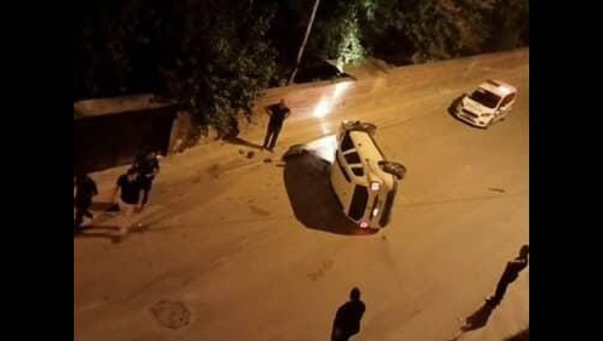 Elazığ'da park halinde araçlara çarpan otomobil devrildi: 1 yaralı