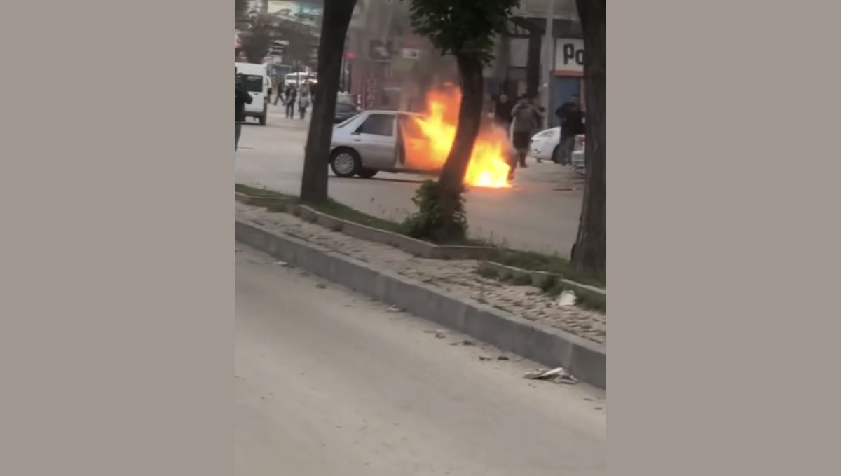 Elazığ'da park halindeki araç alev alev yandı