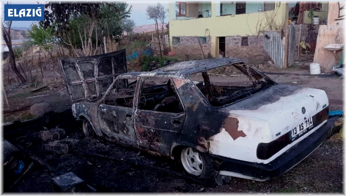 Elazığ'da park halindeki araç küle döndü