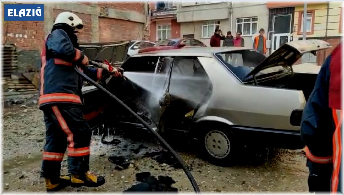 Elazığ'da park halindeki araç yandı