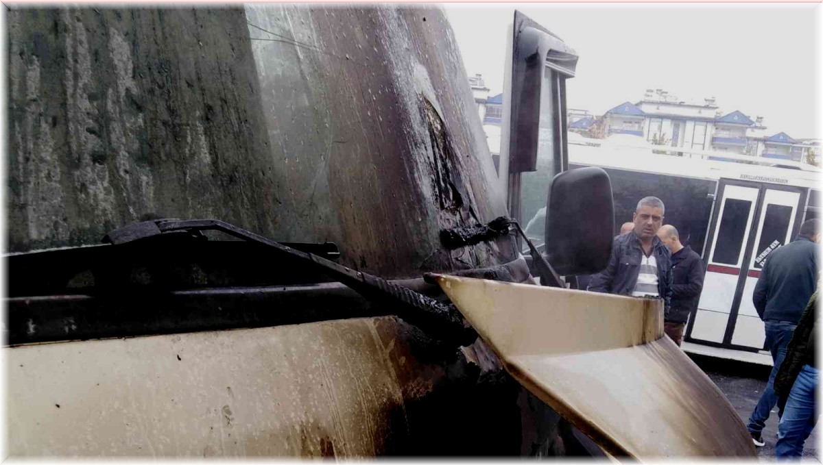 Elazığ'da park halindeki minibüs yandı