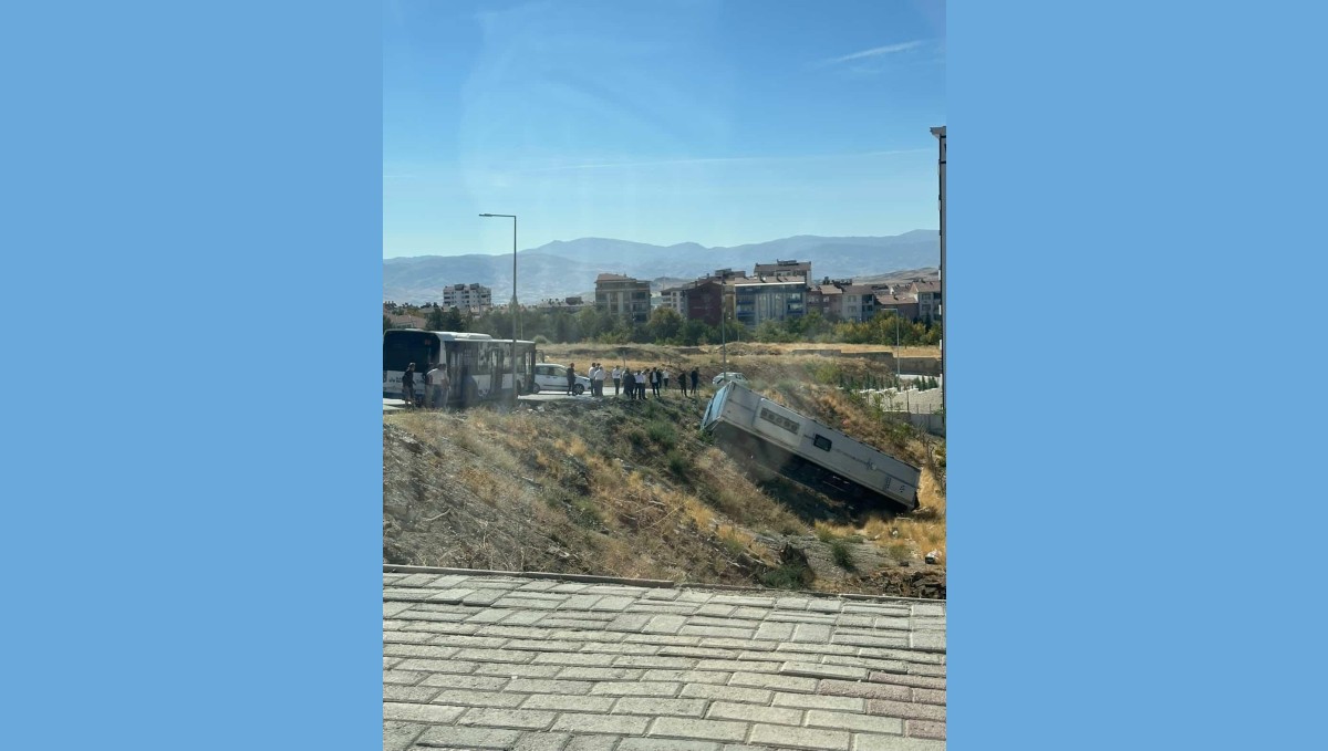 Elazığ'da park halindeki otobüs şarampole yuvarlandı