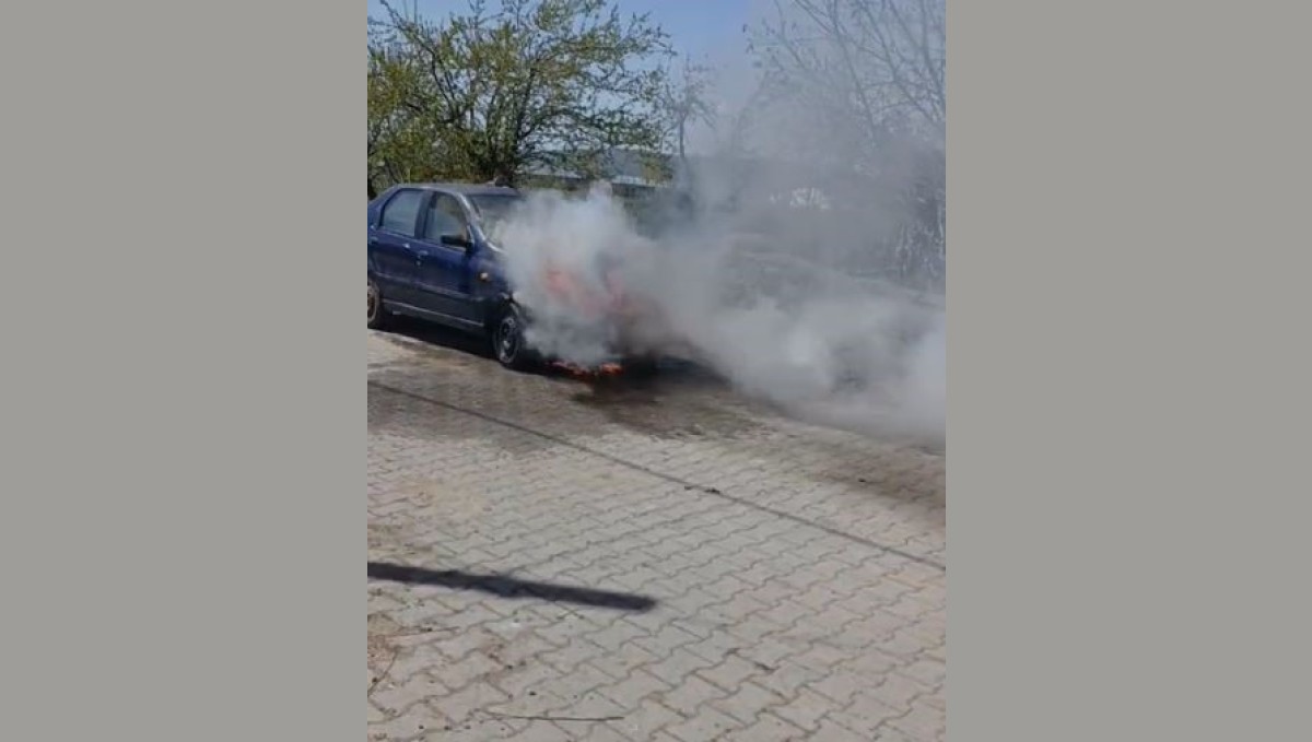 Elazığ'da park halindeki otomobil alev alev yandı