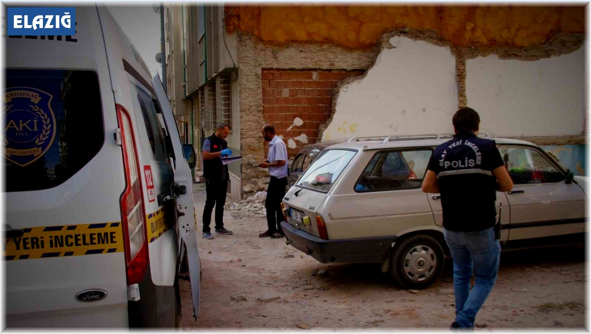 Elazığ'da park halindeki otomobilden inşaat malzemesi çalındı