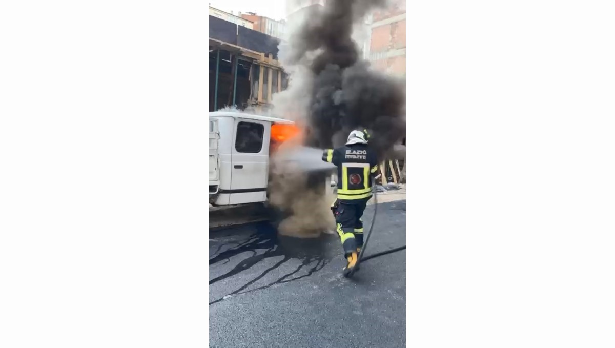 Elazığ'da park halindeki pikap yandı