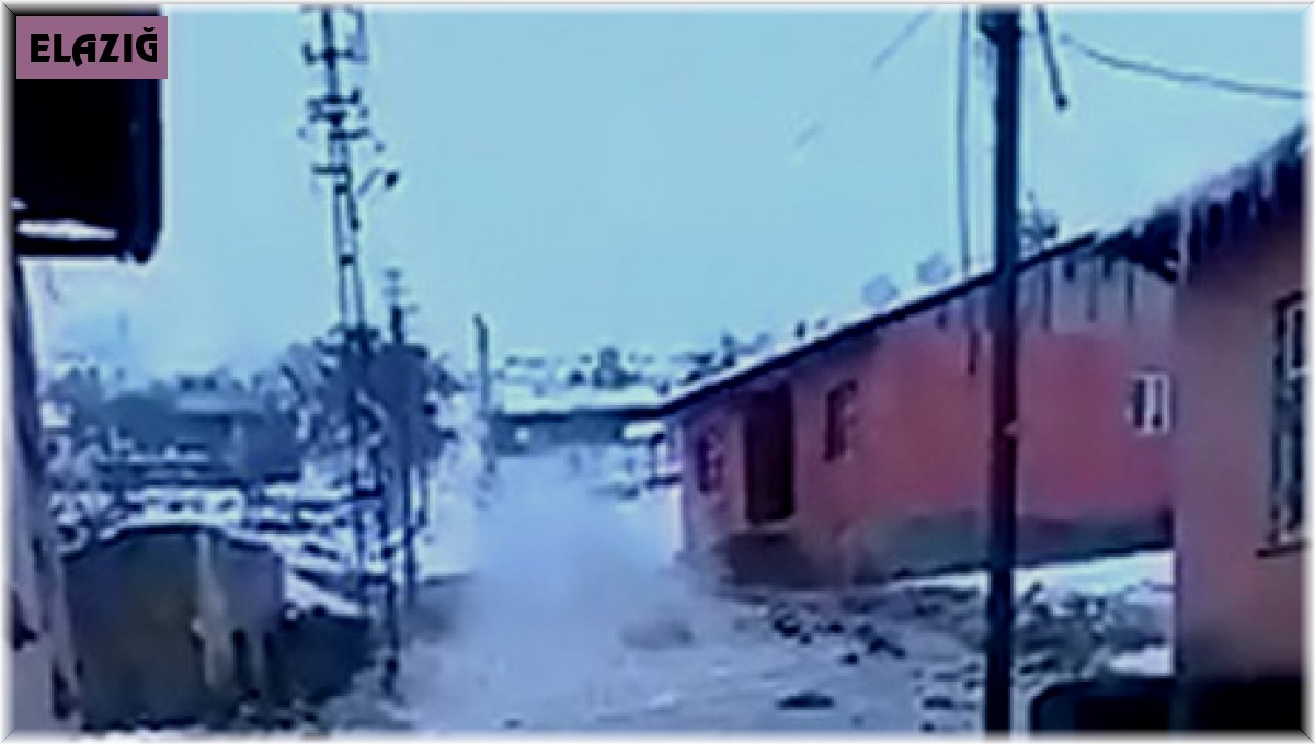 Elazığ'da patlayan boru nedeni ile evleri su bastı