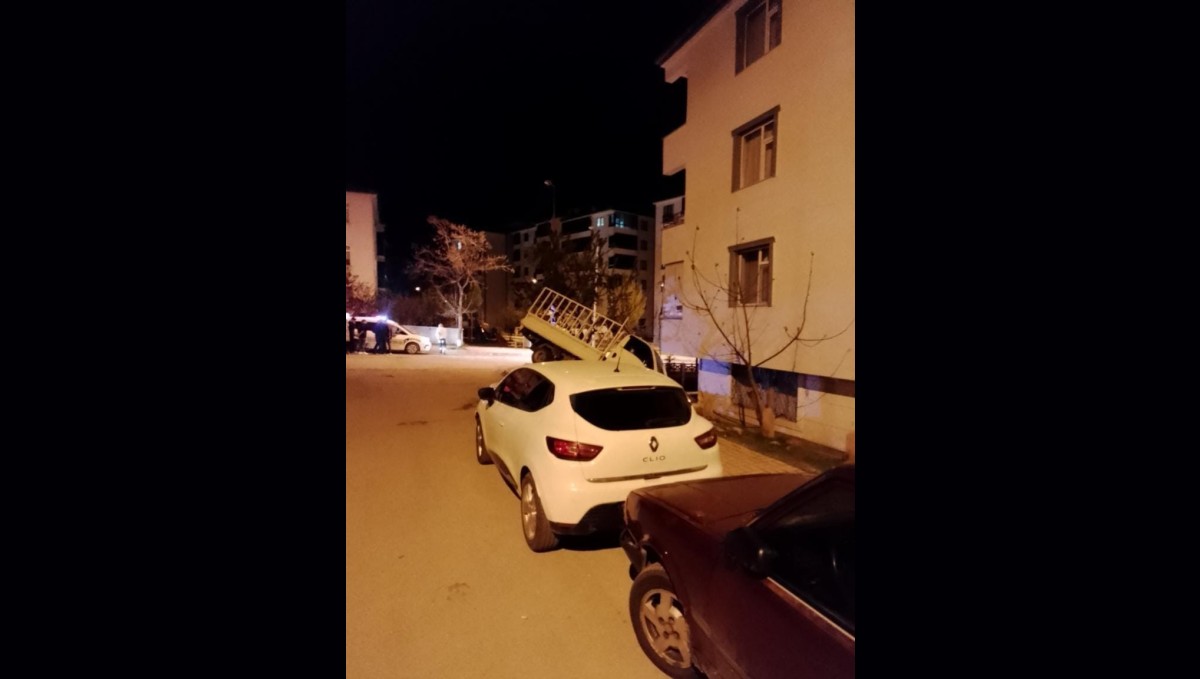 Elazığ'da pikap apartman bahçesine uçtu