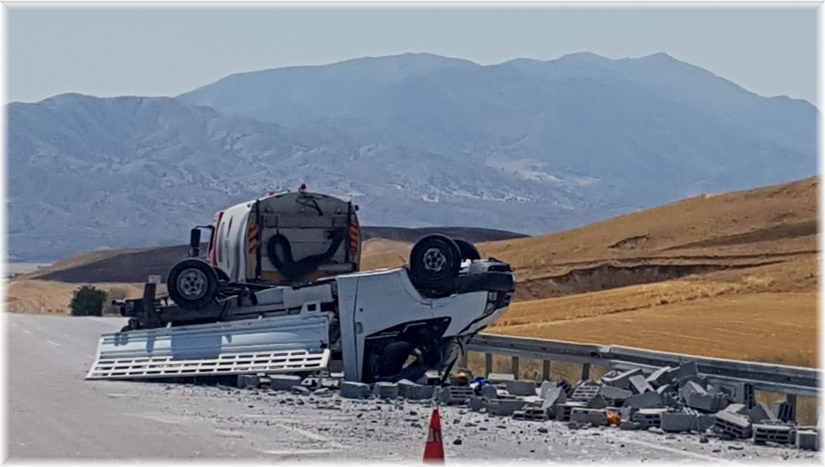 Elazığ'da pikap ile otomobil çarpıştı: 3 yaralı