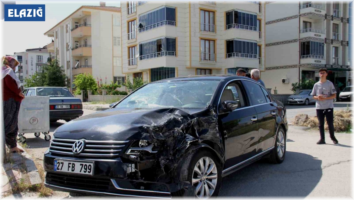 Elazığ'da pikap ile otomobil çarpıştı: 4 yaralı