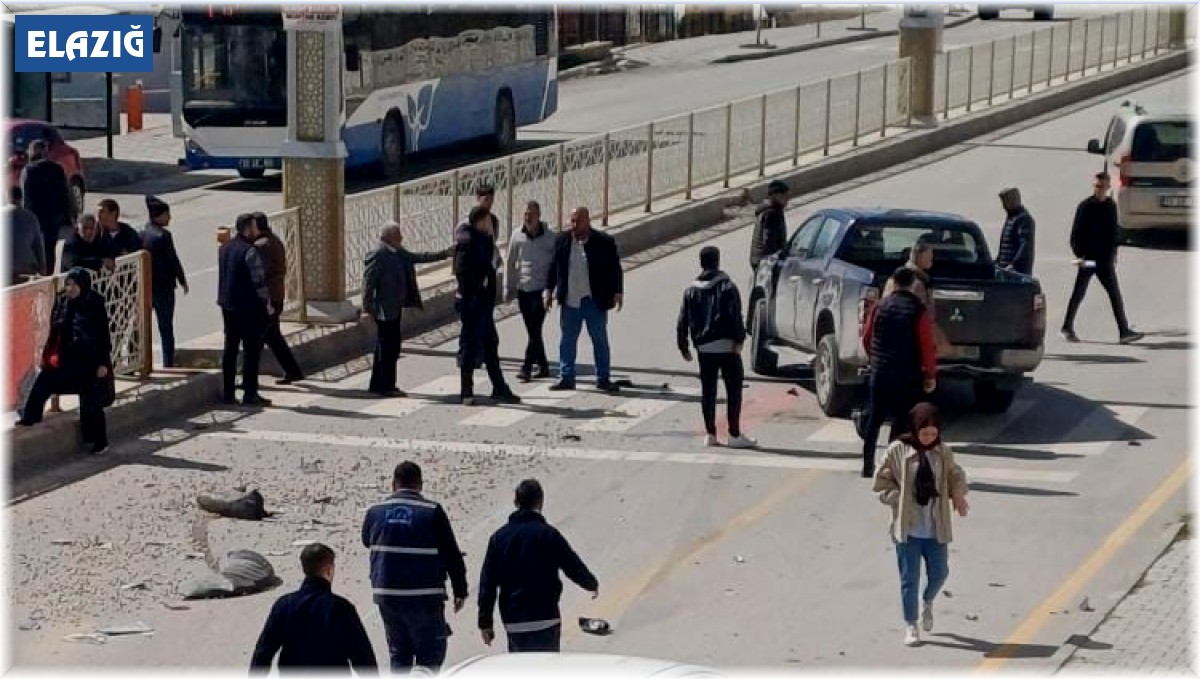 Elazığ'da pikap park halindeki 3 araca çarptı: 1 yaralı