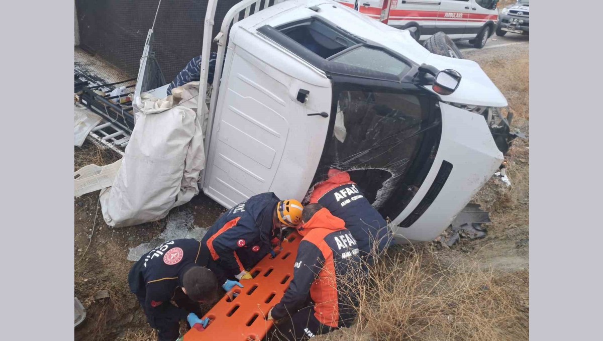 Elazığ'da pikap şarampole uçtu: 2 yaralı