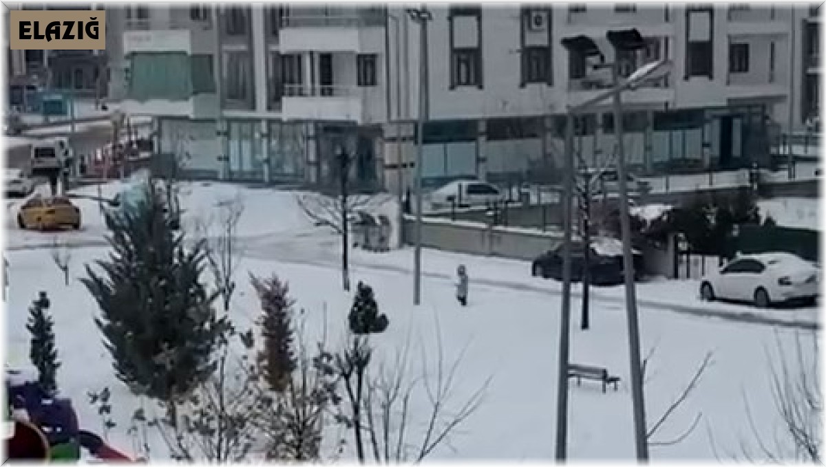 Elazığ'da polis çocuklarla kar topu oynadı