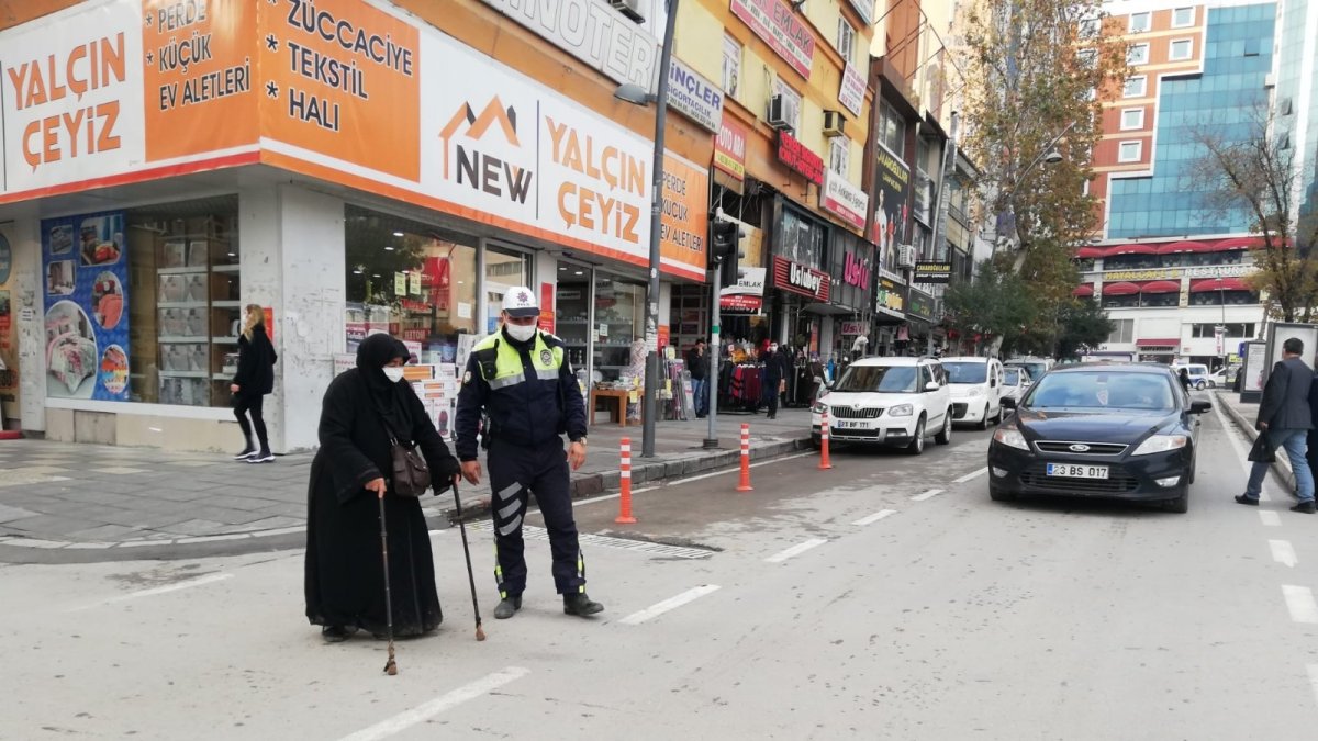 Elazığ'da polisten kalpleri ısıtan hareket: Trafiği durdurup yaşlı kadını karşıya geçirdi