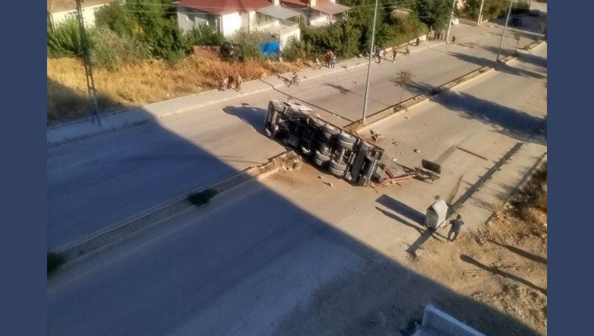 Elazığ'da refüje çarpan tır devrildi
