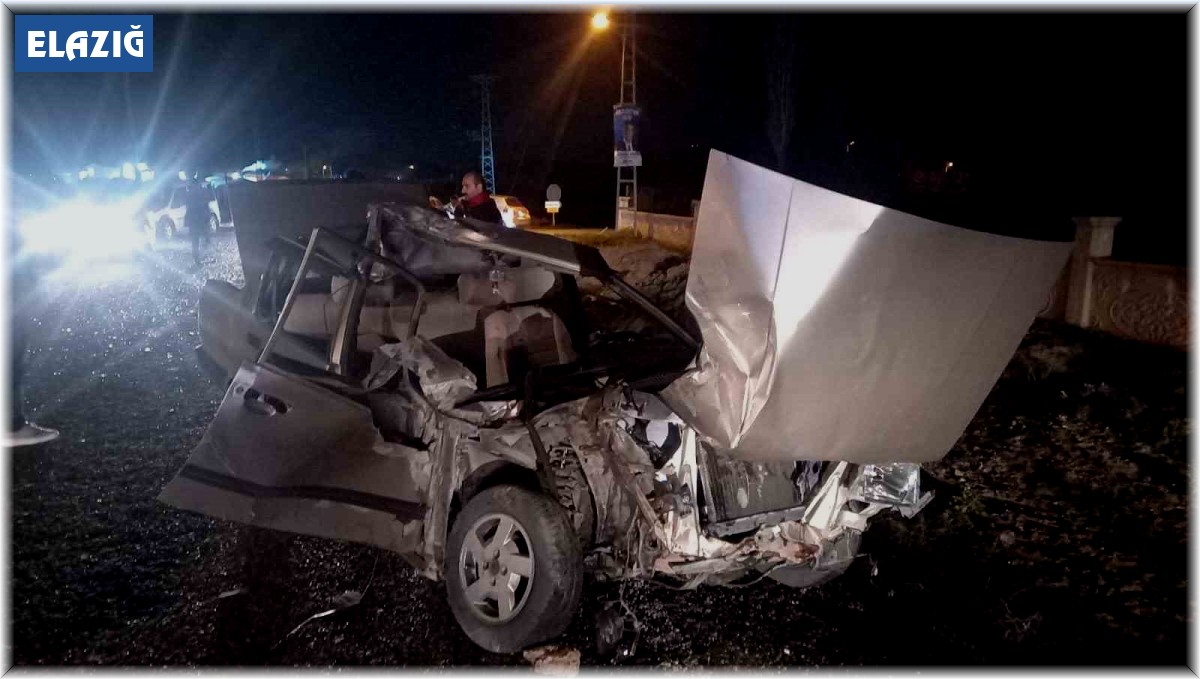 Elazığ'da römorka çarpan otomobil hurdaya döndü: 2 yaralı