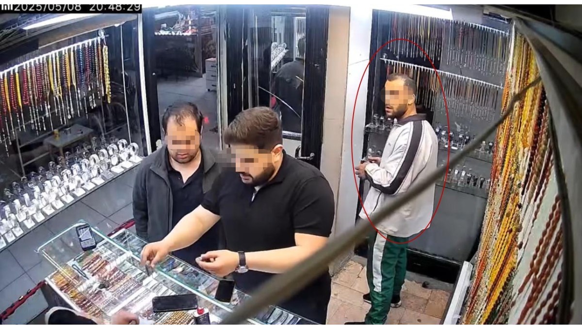 Elazığ'da saat hırsızlığı kamerada: Saatin fiyatını sordu, kameraya baktı, cebine atıp uzaklaştı