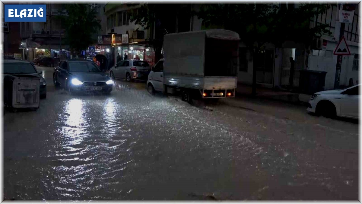 Elazığ'da sağanak etkili oldu, yollar göle döndü
