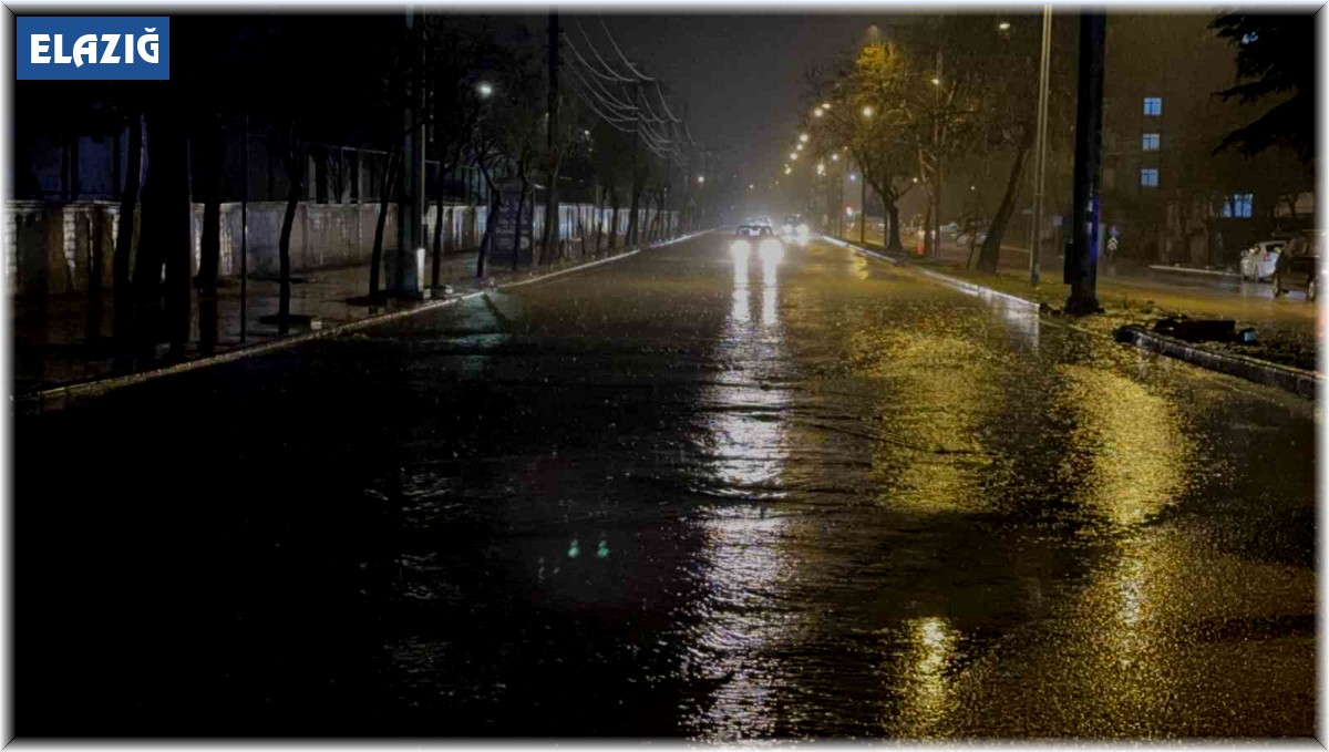 Elazığ'da sağanak etkili oldu, yollar göle döndü