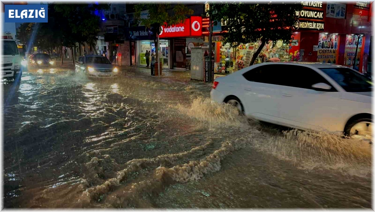 Elazığ'da sağanak etkili oldu, yollar göle döndü