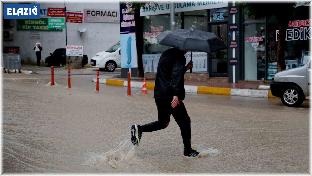 Elazığ'da sağanak hayatı felç etti