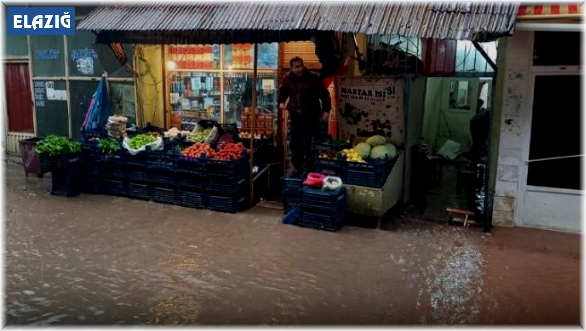 Elazığ'da sağanak sonrası iş yerlerini su bastı, yollar zarar gördü