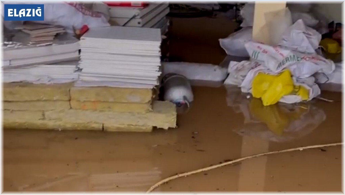 Elazığ'da sağanak yağış hayatı felç etti