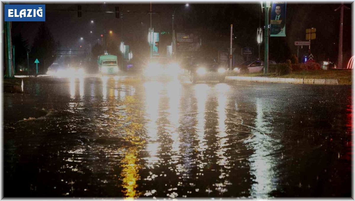Elazığ'da sağanak yağış hayatı felç etti: Cadde ve sokaklar göle döndü