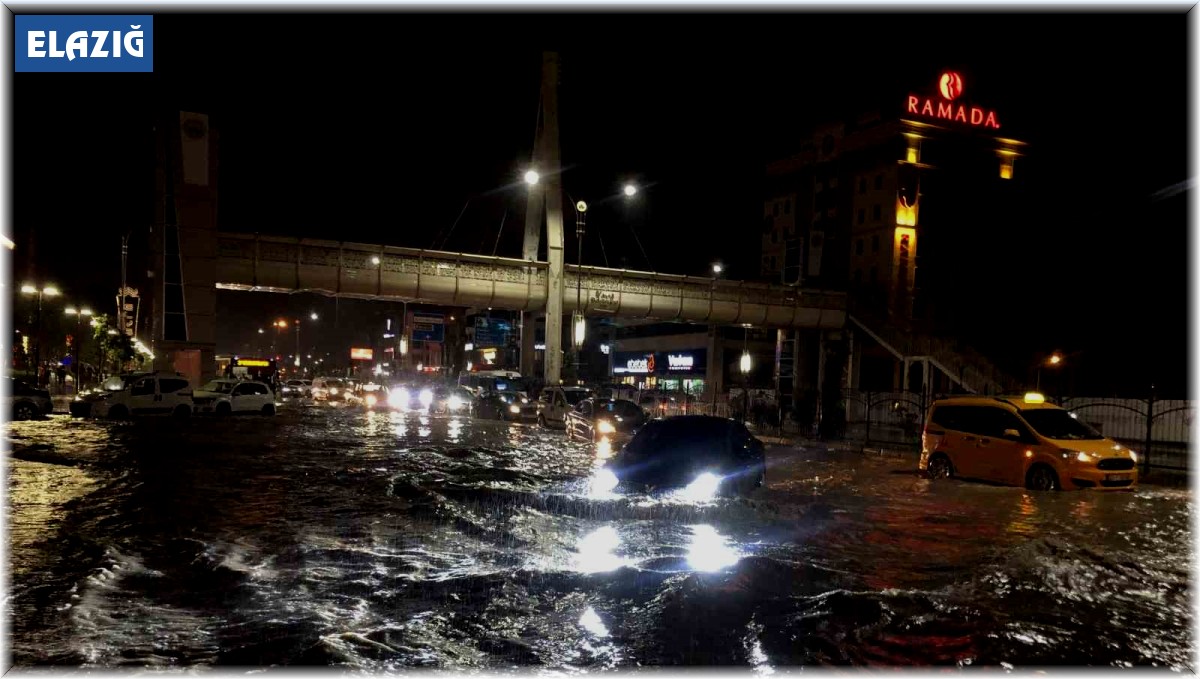 Elazığ'da sağanak yağışta yolda kalan araçları itfaiye kurtardı