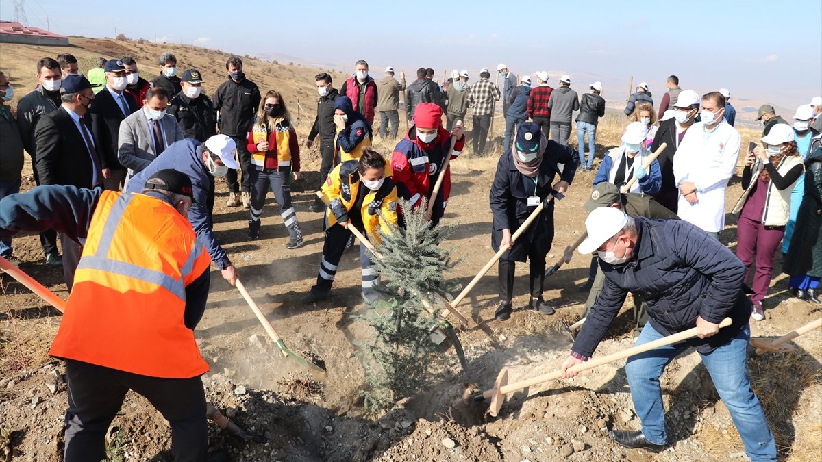 Elazığ'da sağlık çalışanları için 1500 fidanlık hatıra ormanı
