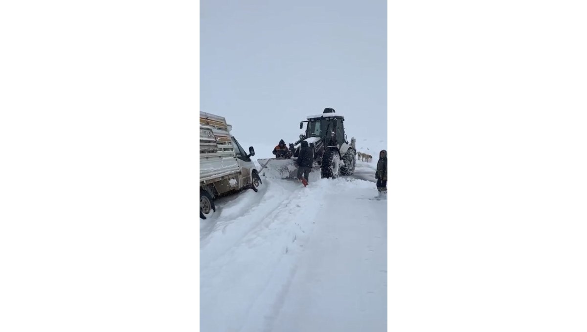 Elazığ'da şarampole düşen araç kurtarıldı