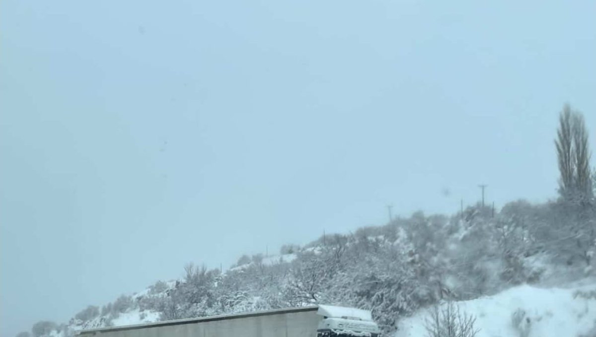 Elazığ'da şarampole kayan tır kara saplandı