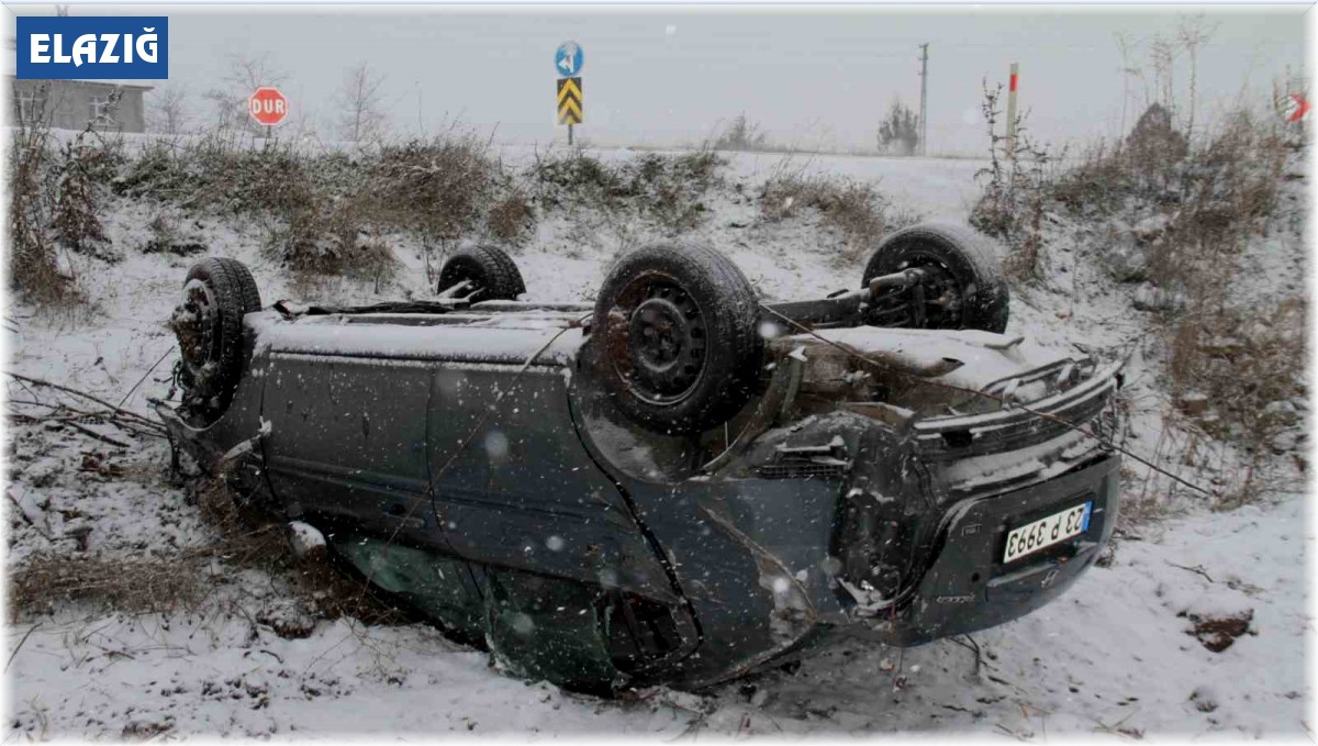 Elazığ'da şarampole yuvarlanan otomobil ters döndü: 4 yaralı