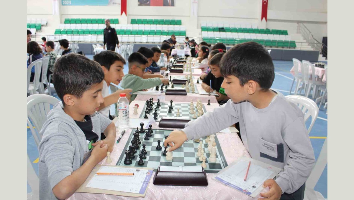 Elazığ'da satranç turnuvası büyük ilgi gördü