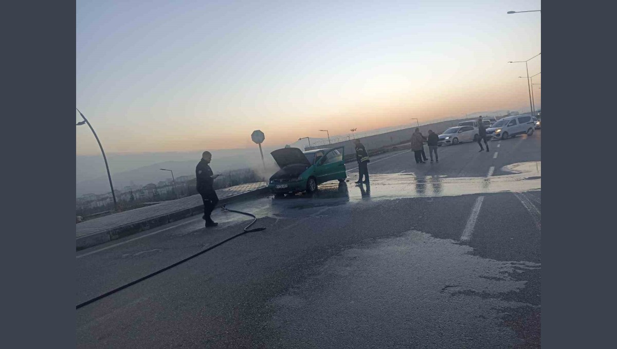 Elazığ'da seyir halindeki araç alev aldı