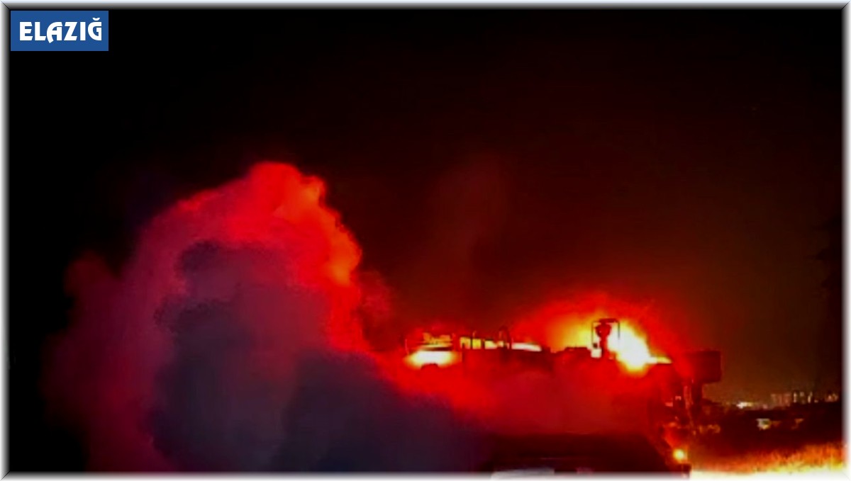 Elazığ'da seyir halindeki araç alev topuna döndü