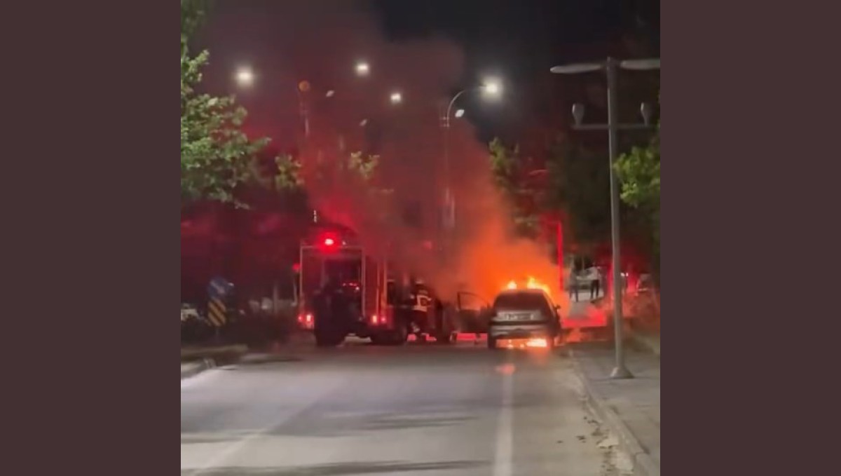 Elazığ'da seyir halindeki araçta yangın çıktı