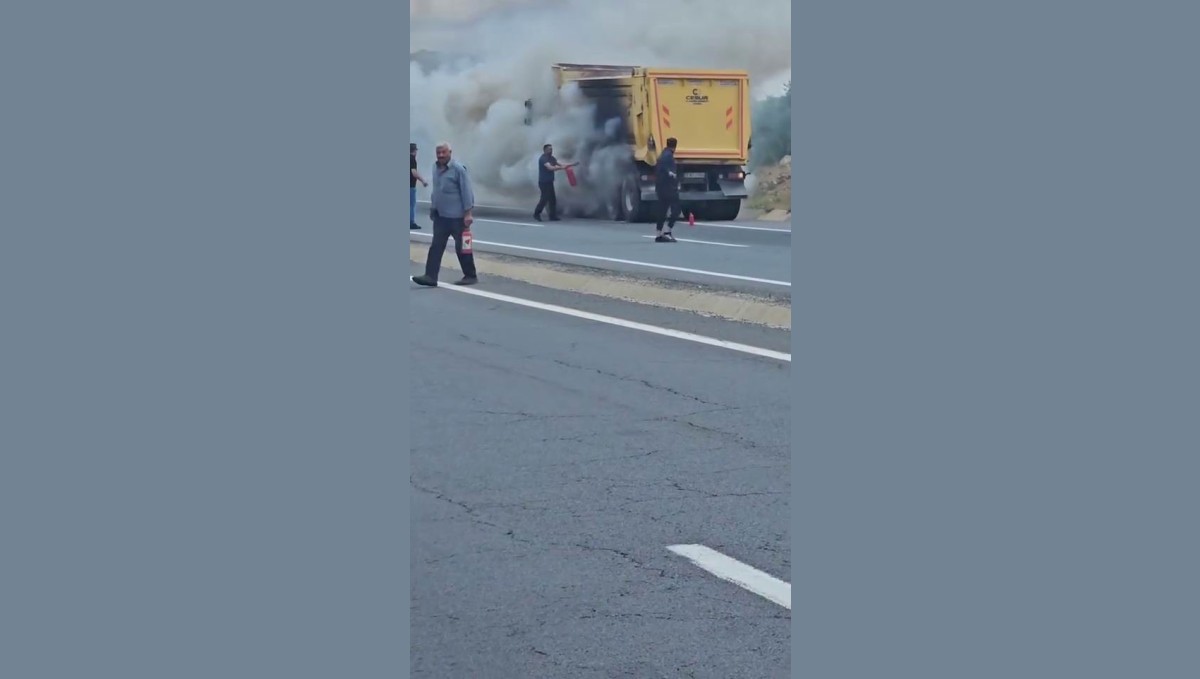 Elazığ'da seyir halindeki kamyon alev aldı