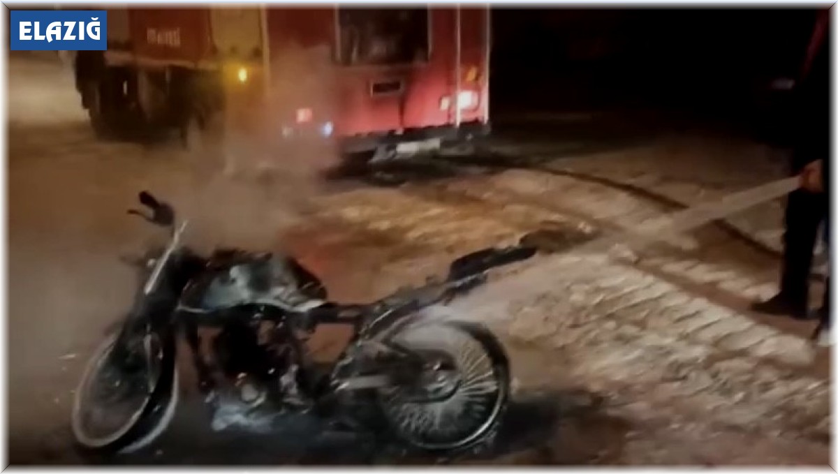 Elazığ'da seyir halindeki motosiklet yandı
