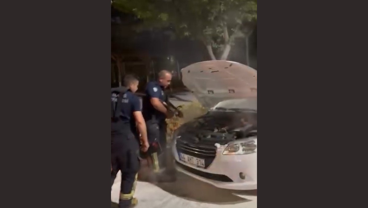 Elazığ'da seyir halindeki otomobil alev aldı