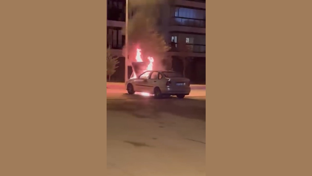 Elazığ'da seyir halindeki otomobil alev aldı